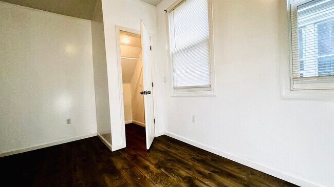 Building Photo - 473 Grove St