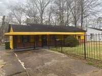 Building Photo - 169 W Woodland Dr