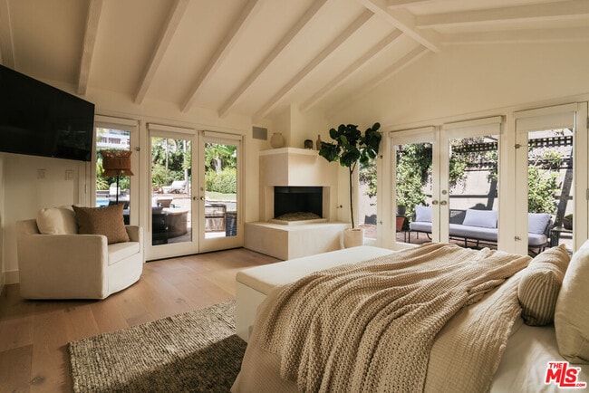 Building Photo - 1744 N Doheny Dr