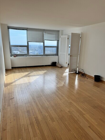 Building Photo - 1700 E 56th St