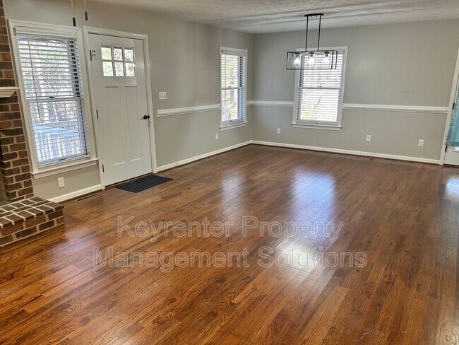 Building Photo - 33 Oak Ln