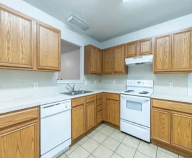 Building Photo - Available June 2026! 3 bed 3 bath 2 car garage
