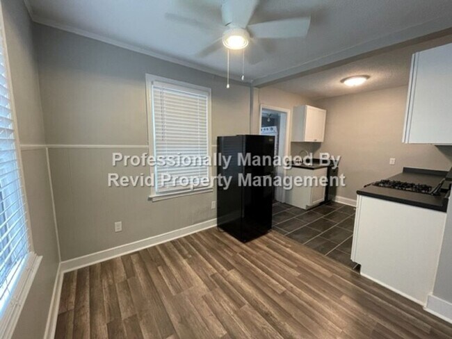 Building Photo - *FIRST MONTH RENT FREE* Freshly Renovated ...