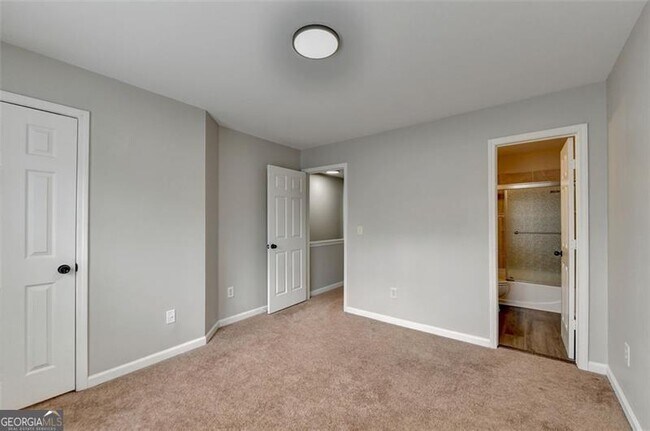 Building Photo - 903 Redwood Dr