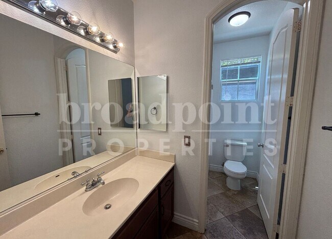 Building Photo - 637 Oak Glade Dr