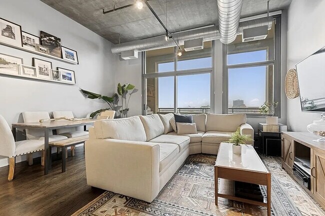 Building Photo - 900 N Kingsbury St