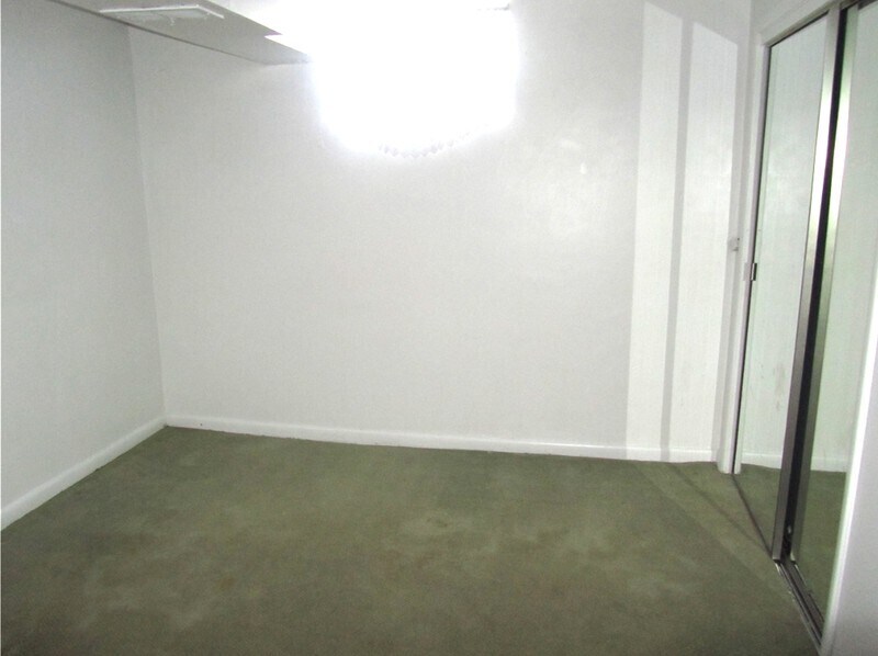 Building Photo - 1533 S 200 E St