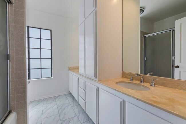 Building Photo - 18041 Blue Sail Dr