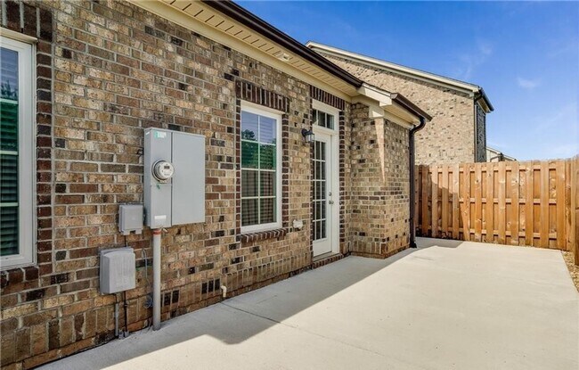 Building Photo - ***** READY TO MOVE IN *****