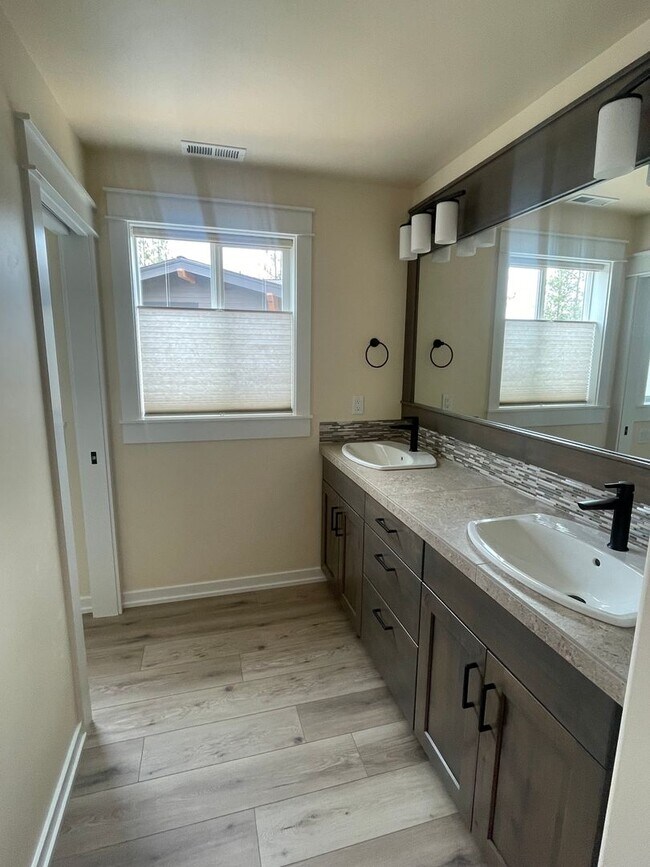 Building Photo - Newer Home in Shevlin West with Mountain V...