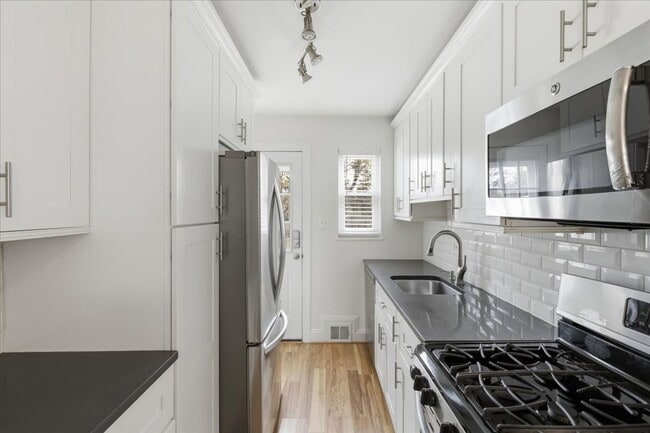 Building Photo - 3 BR | 1 BA | 864Sqft | Newly Fenced Yard