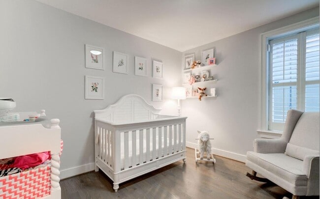 Building Photo - Glover Park Beauty with Parking