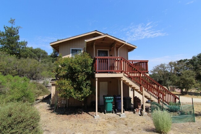 Building Photo - 1 Bedroom, Stand alone apartment on privat...