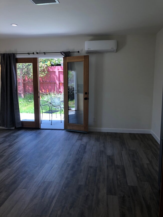 Building Photo - 1157 Palm Terrace