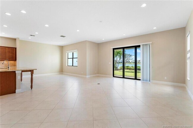 Building Photo - 569 SE Fascino Cir