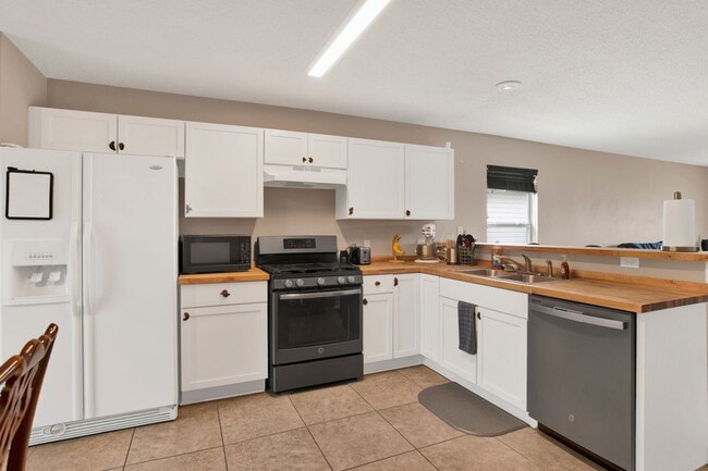 Building Photo - 3 Bed 2 Bath Home in Desired Neighborhood in West Pensacola