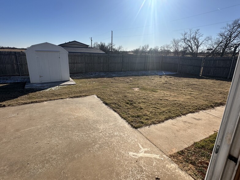 Backyard with shed - 3225 N Richland Rd