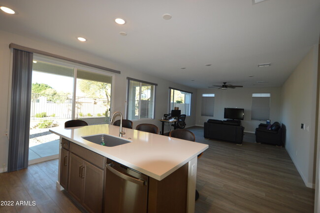 Building Photo - 1326 W Coyote Dr