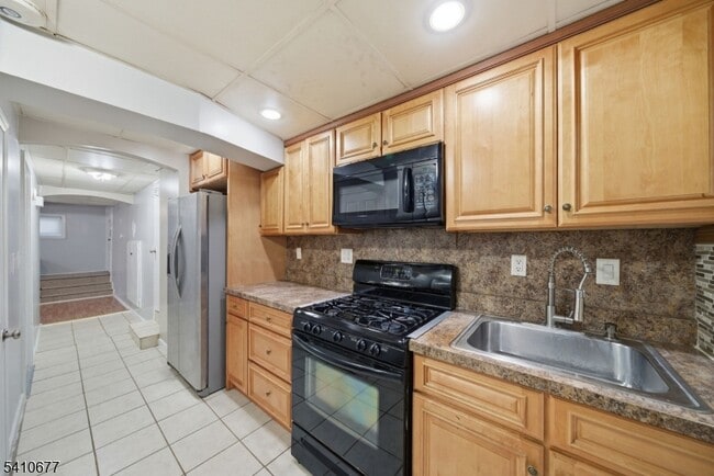 Building Photo - 245 Pierre Ave