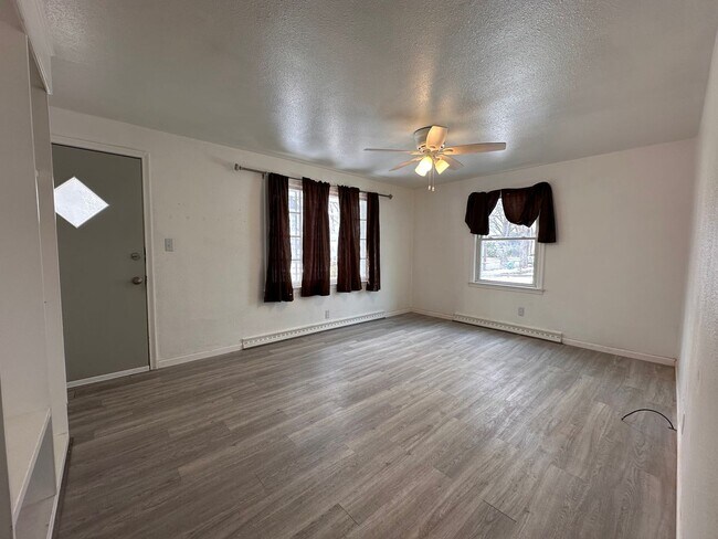 Building Photo - Recently Renovated 3 Bedroom 1 Bath Single Family Home!