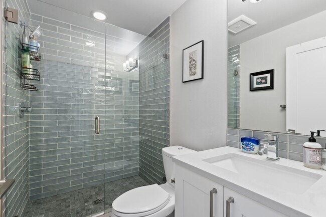 Building Photo - 5Bd/3.25Ba Seattle House