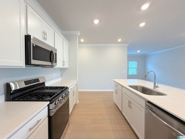 Building Photo - 305 Susan Lynn Dr