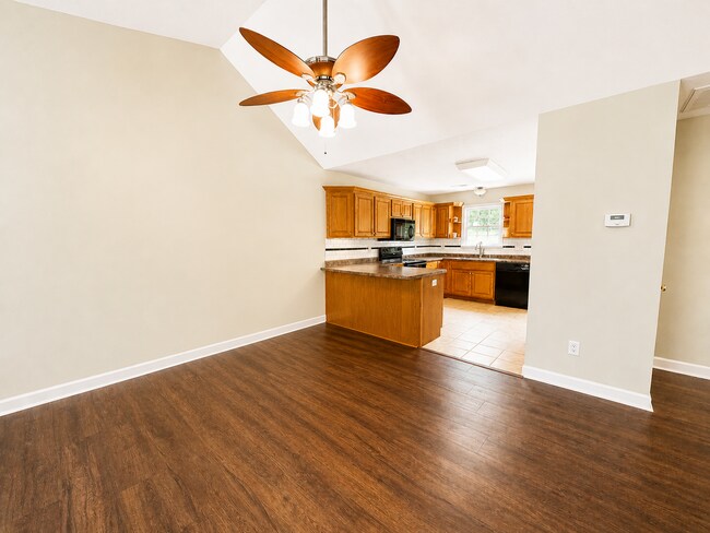 Building Photo - Black Mountain Townhome