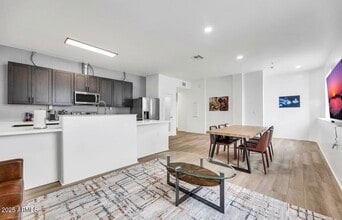 Building Photo - 830 S Farmer Ave