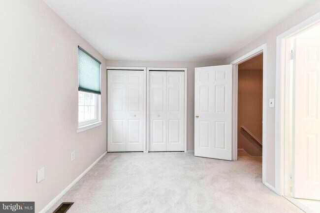 Building Photo - 60 Benton Ct