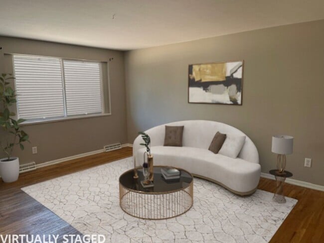 Building Photo - Lovely 5-bedroom, 2-1/2 bath home.  Centrally-located in Longmont with convenient access to shopp...