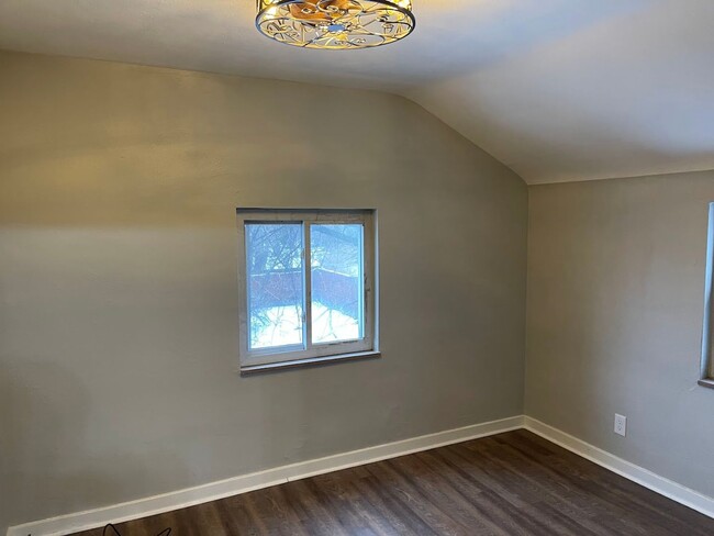 Building Photo - NEWLY UPDATED 2 BEDROOM / 1 BATH ATTACHED ...