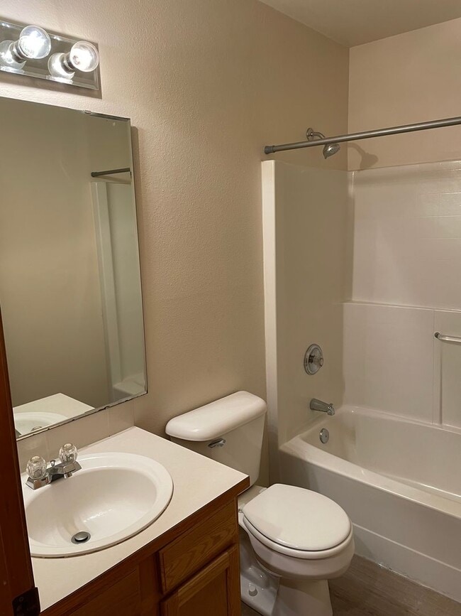 Building Photo - Spacious 3 bedroom 2 bathroom unit in Lake...
