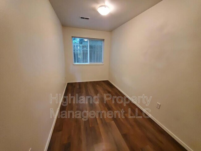 Building Photo - 322 NE Whitman St