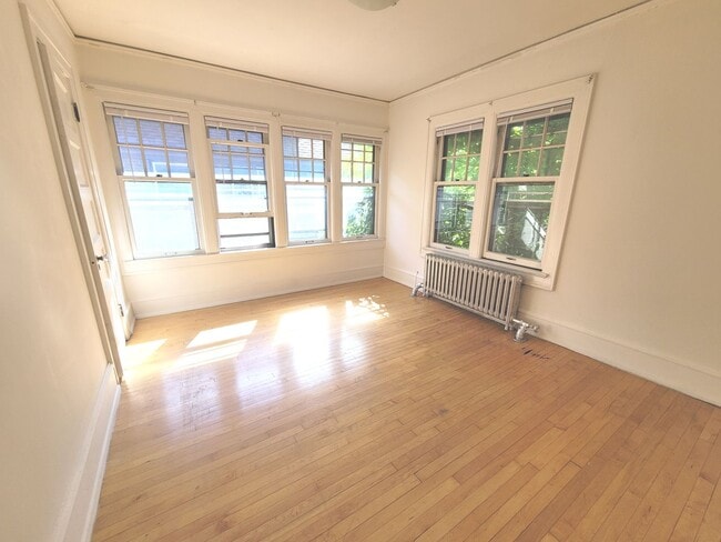 Building Photo - 2541 N Lake Dr