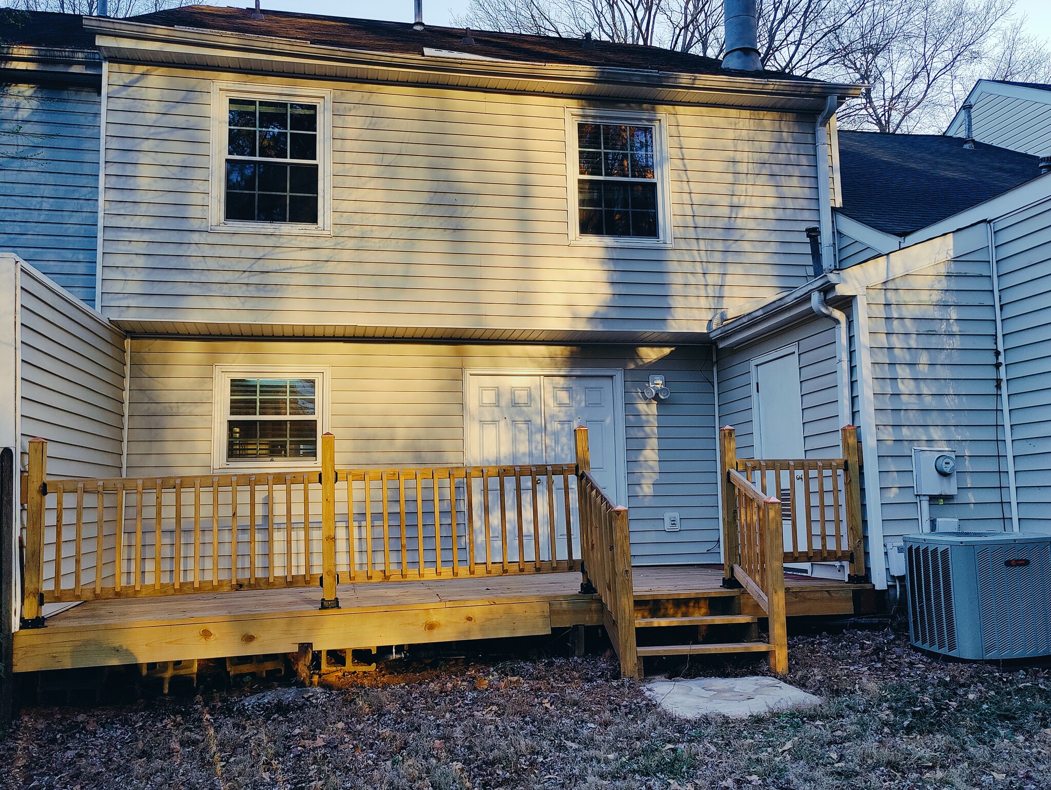 Private deck/ fenced back yard - 604 Twin Brooks Way SE