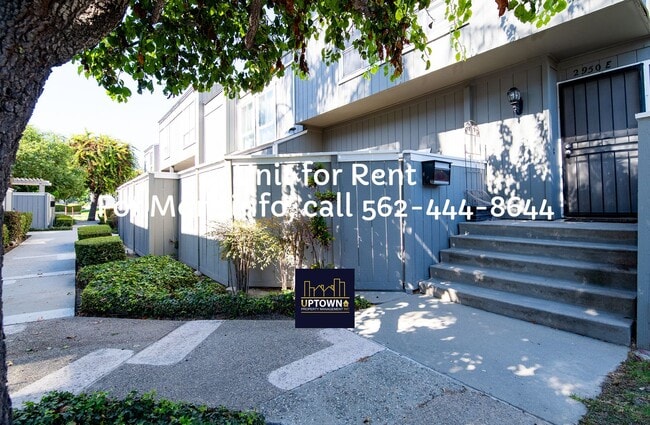 Building Photo - Townhome - 3 Bedrooms-2 Baths - Santa Ana
