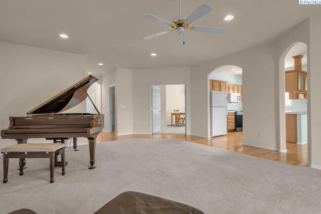 Building Photo - 2,400sf Low Maintenance, Best S Richland L...