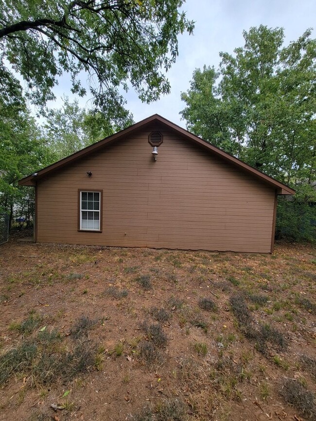 Building Photo - 3-bedroom home!