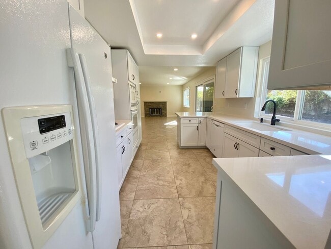 Building Photo - Gorgeous 3 bed 3 bath home in Thousand Oaks - First Time Rental!