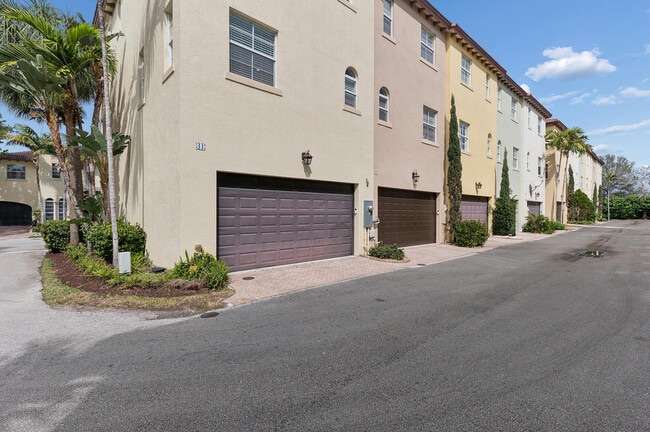 Building Photo - 41 Via Floresta Dr