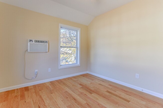 Building Photo - 51 Warner St