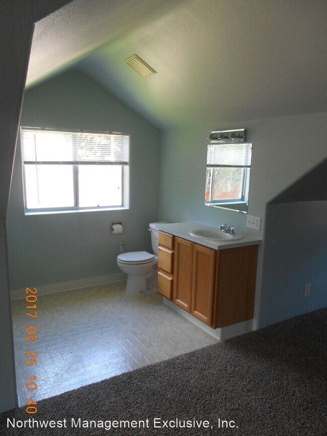 Building Photo - 3 br, 1.5 bath House - 2037 NE Dallas St.