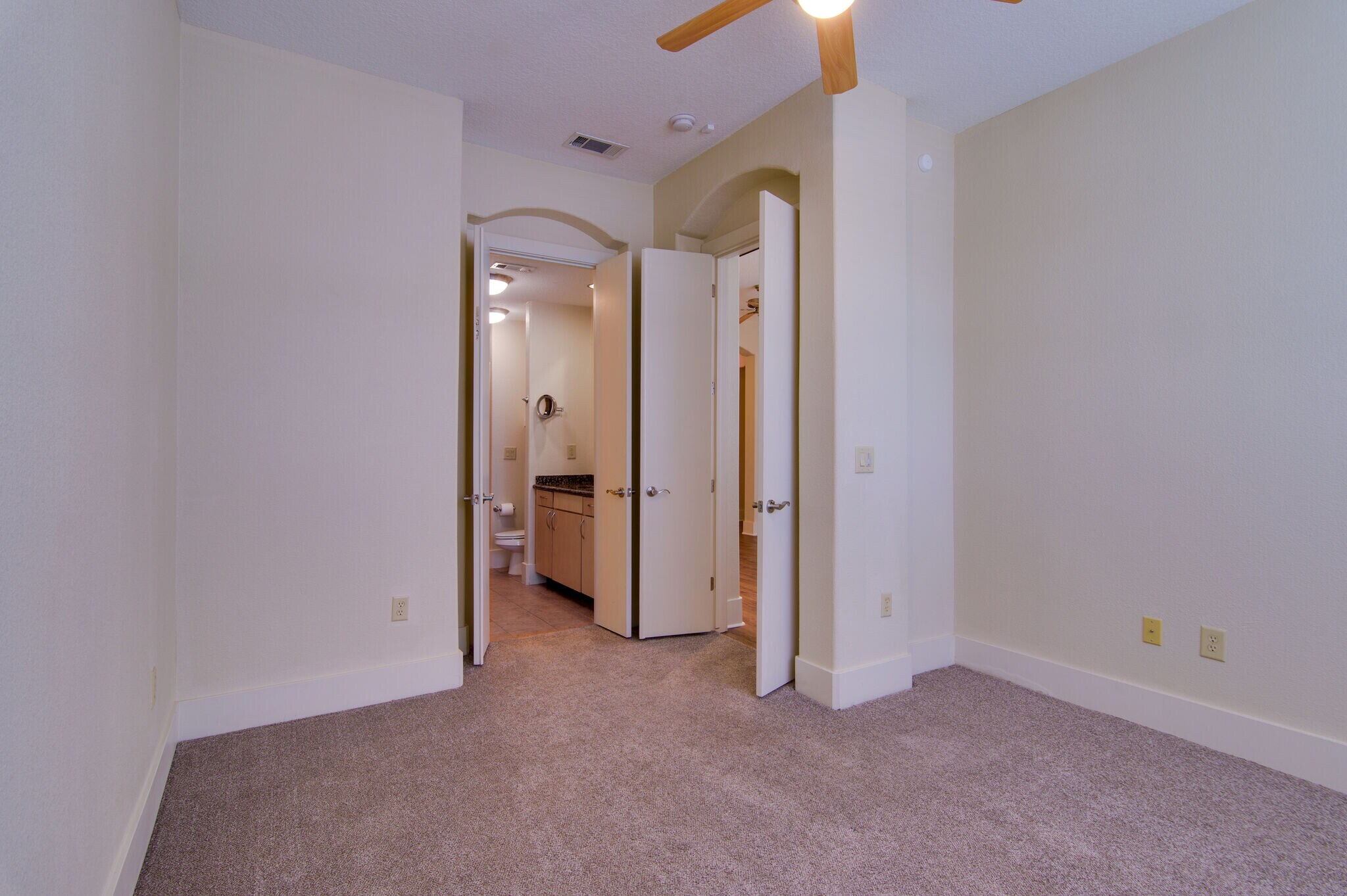Building Photo - 2600 Hillsboro Pike