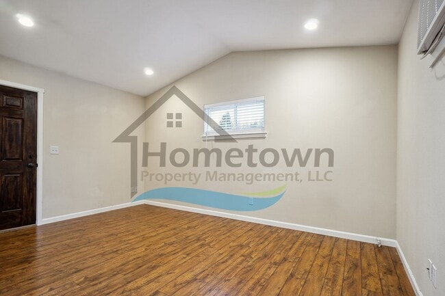Building Photo - 1 Bedroom 1 Bath Cottage with Off Street P...