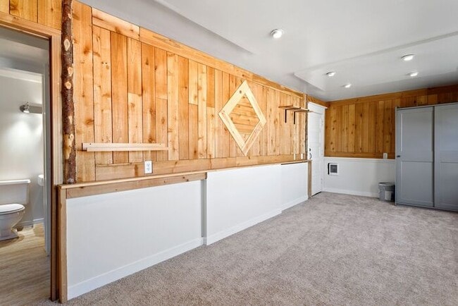 Building Photo - Large Studio apt close in SW! Pets OK!