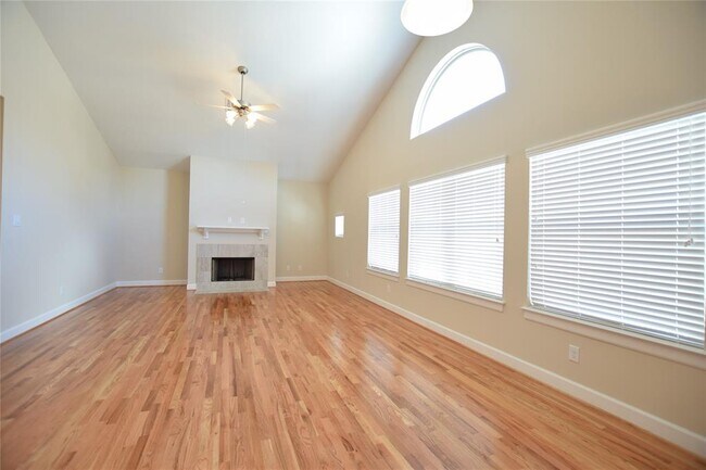 Building Photo - 11605 Main Pine Dr