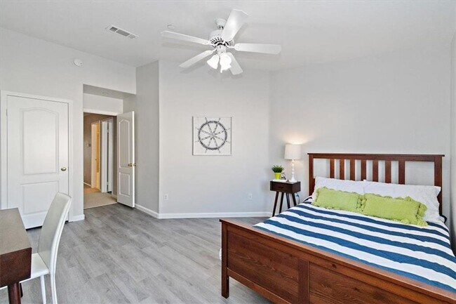 Building Photo - 3 Bedroom + Bonus Room End Unit Townhome