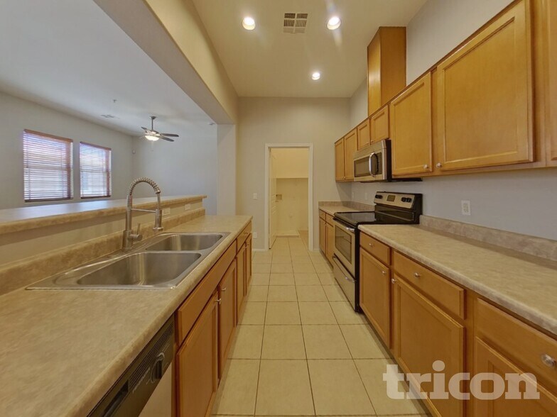 Building Photo - 1225 N 36th St