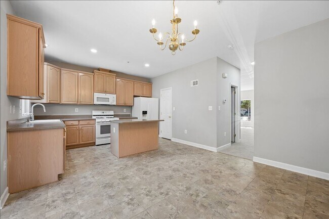 Building Photo - 1004 Collindale Ave