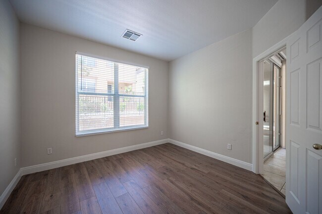 Building Photo - Beautiful 4 Bedroom 2.5 bath Home in the Southwest!